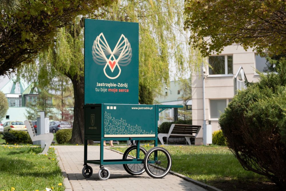 Zdjęcie przedstawia mobilny punkt do głosowania.