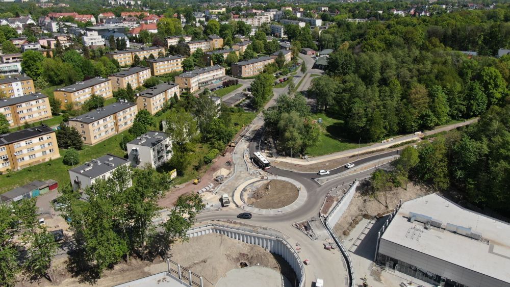 Zdjęcie z drona ronda w budowie. 