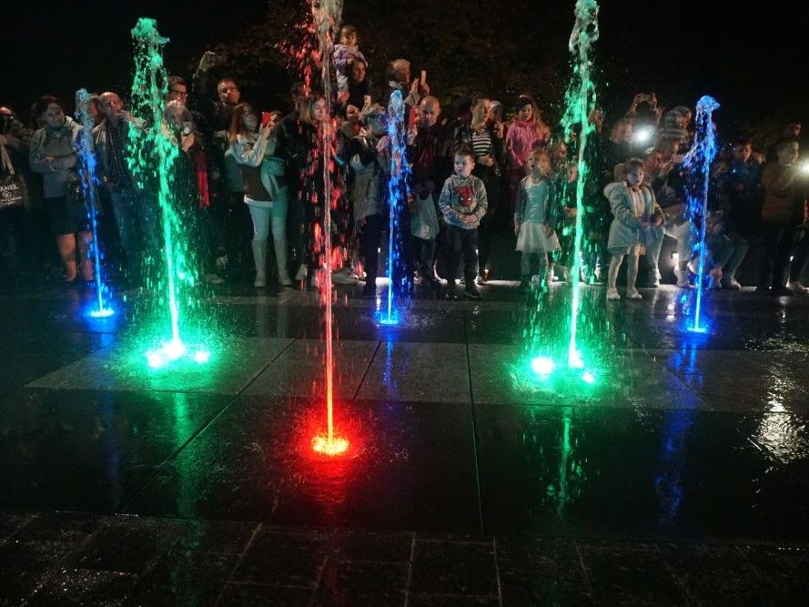 Zdjęcie przedstawia pokaz fontann na Deptaku. 