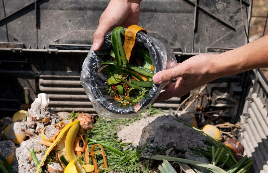 Kompostownik z odpadkami warzyw i owocó