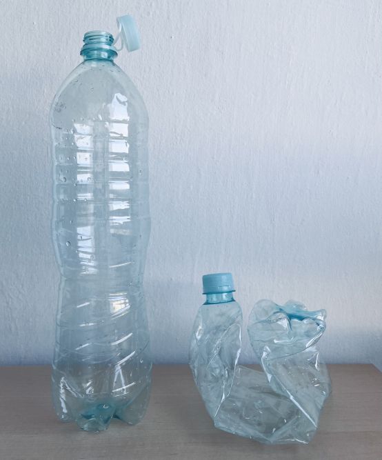 Zdjęcie przedstawia plasikowe butelki