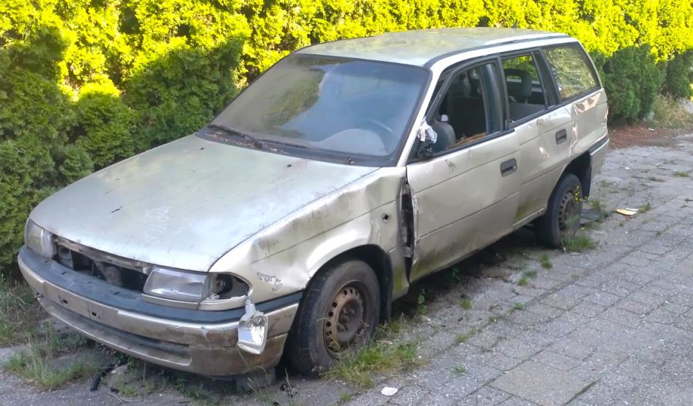 Zdjęcie przedstawia wrak pojazdu