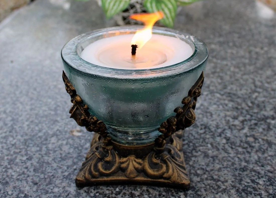 Zdjęcie przedstawia świeczkę.