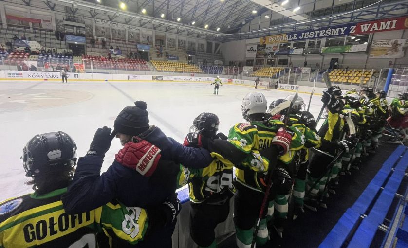 Hokeiści JKH GKS Jastrzębie w boxie rezerwowych