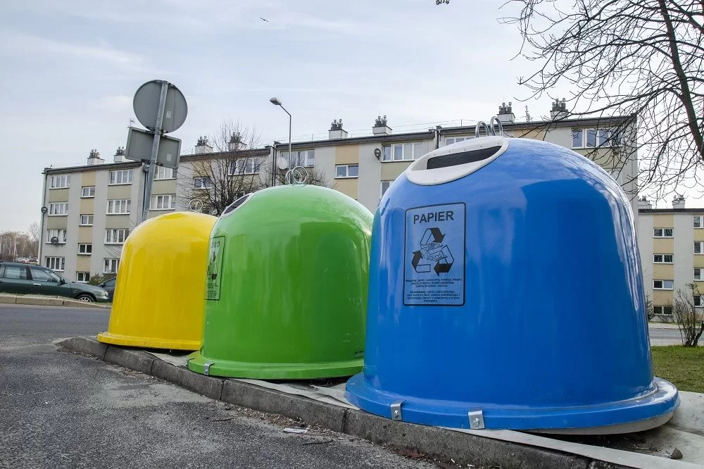 Zdjęcie poglądowe przedstawiające kosze do segregacji śmieci.