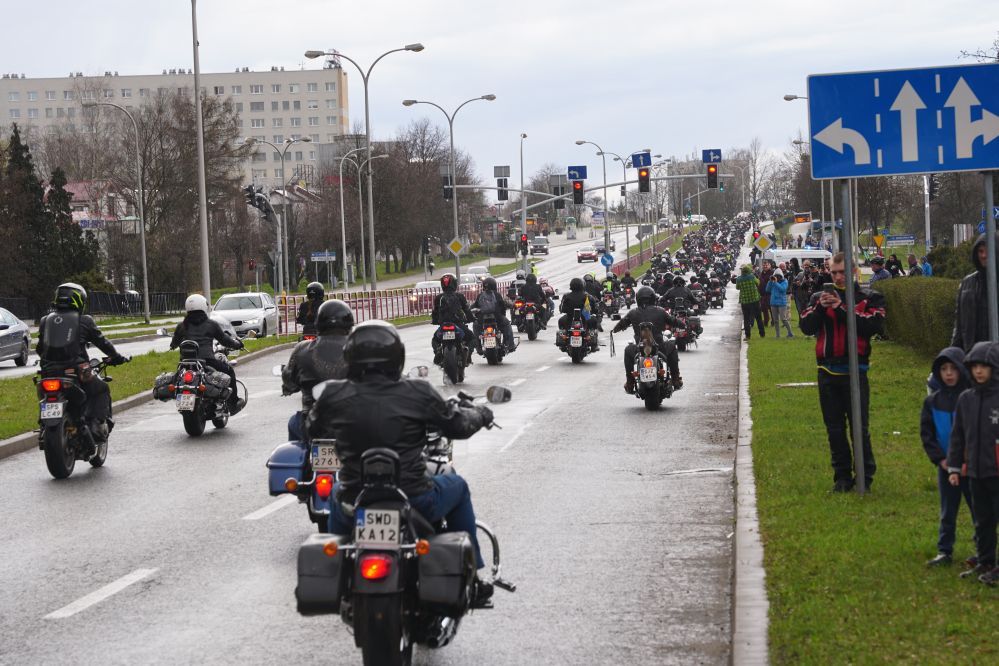 Zdjęcie przedstawia motocyklistów jadących Al. Piłsudskiego 