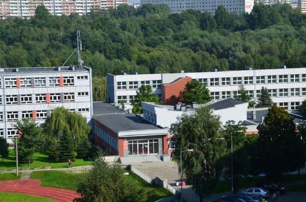 Zdjęcie przedstawia budynek Zespołu Szkół nr 2